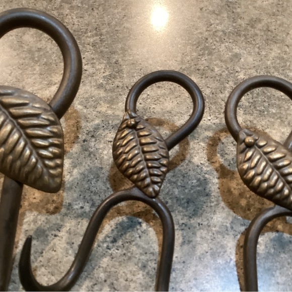 Toilet paper holder & two hooks - Picture 3 of 4